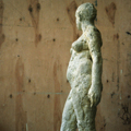 „Akt”;materiał: cement, piasek kwarcowy; wysokość: 134cm; rzeźba postaci kobiecej wykonana z modela