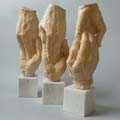 statuetka „Pomocna dłoń”; ceramika i marmur, wysokość 28cm