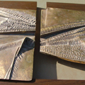 „Motyl”; materiał: brąz patynowany, drewno; wymiary: 45x61cm; płaskorzeźba z cyklu „Owady” wykonana w technice na wosk tracony