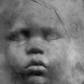 „Dobranoc”; materiał: brąz; wymiary: 28cm; płaskorzeźba portretowa z cyklu „Maski” wykonana w technice na wosk tracony"